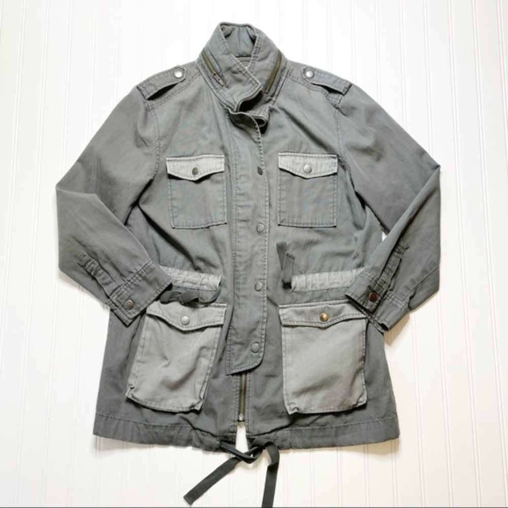 Size XS green with light green contrast Multiple pockets with snap closure